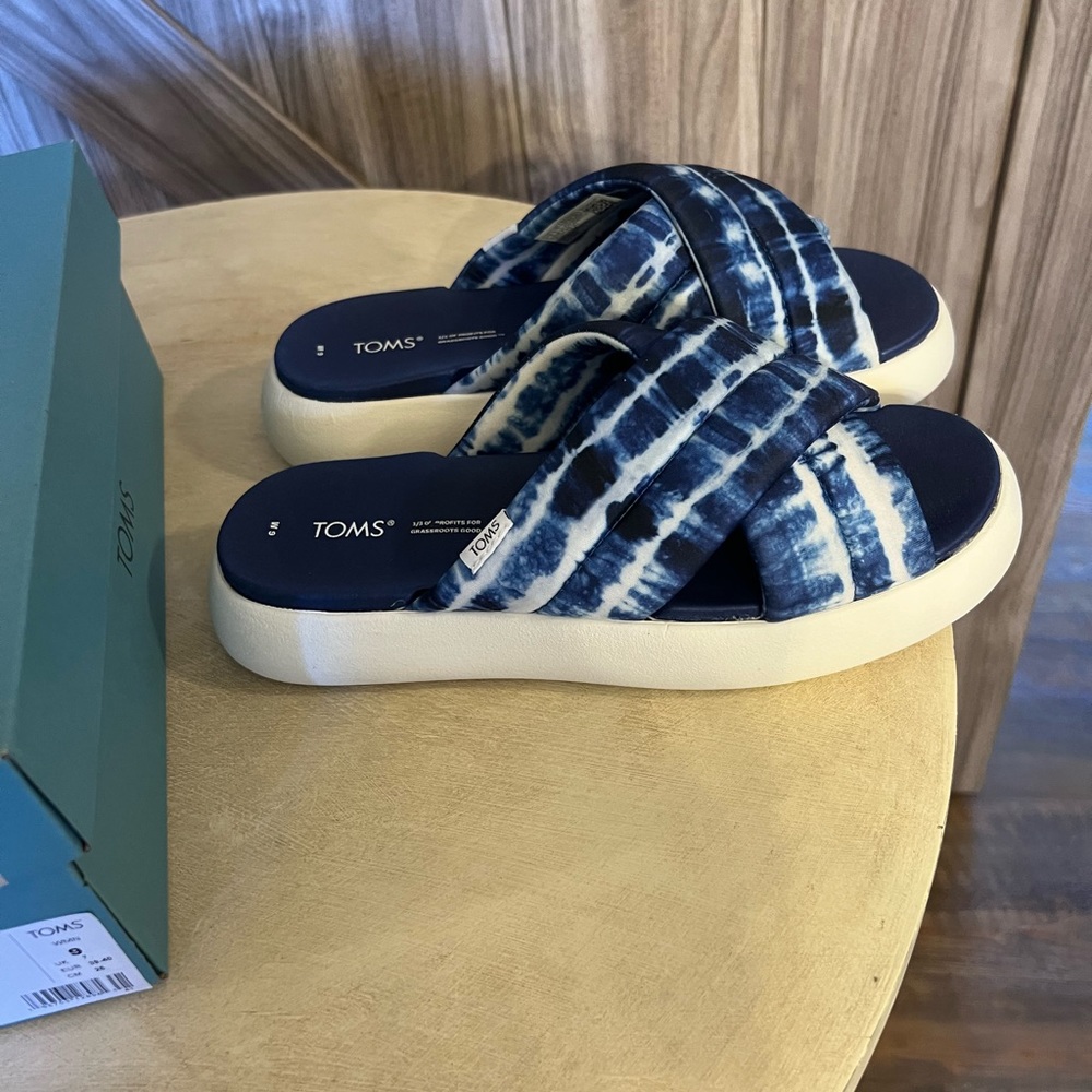 NWT by TOMS “mallow” cushion blue tye dye sandal